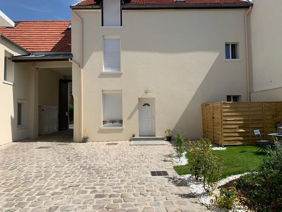 Property building, Patio, Facade/entrance