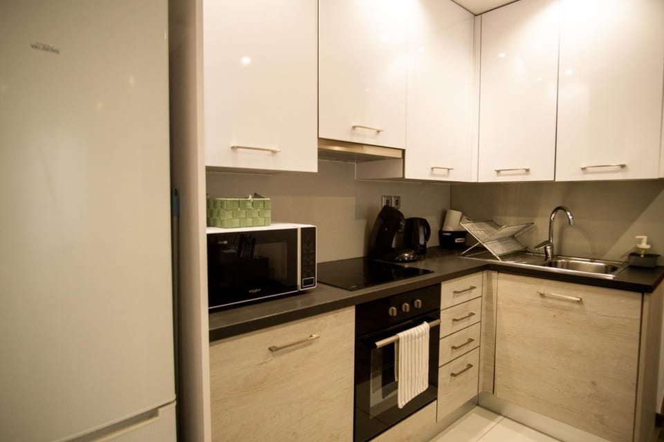 Coffee/tea facilities, Kitchen or kitchenette, oven, stove