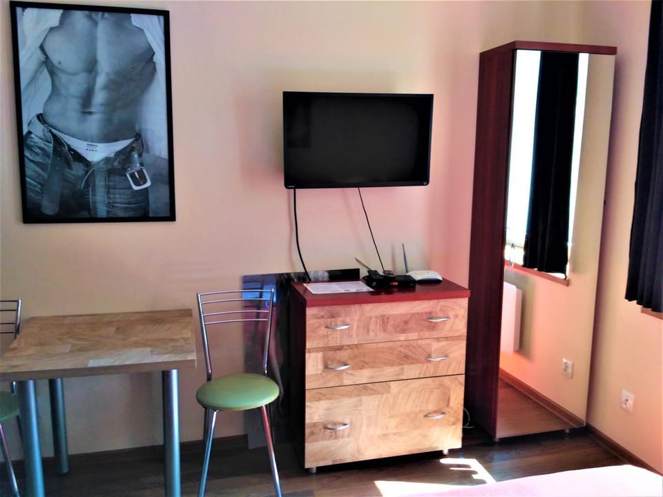 Communal lounge/ TV room, TV and multimedia