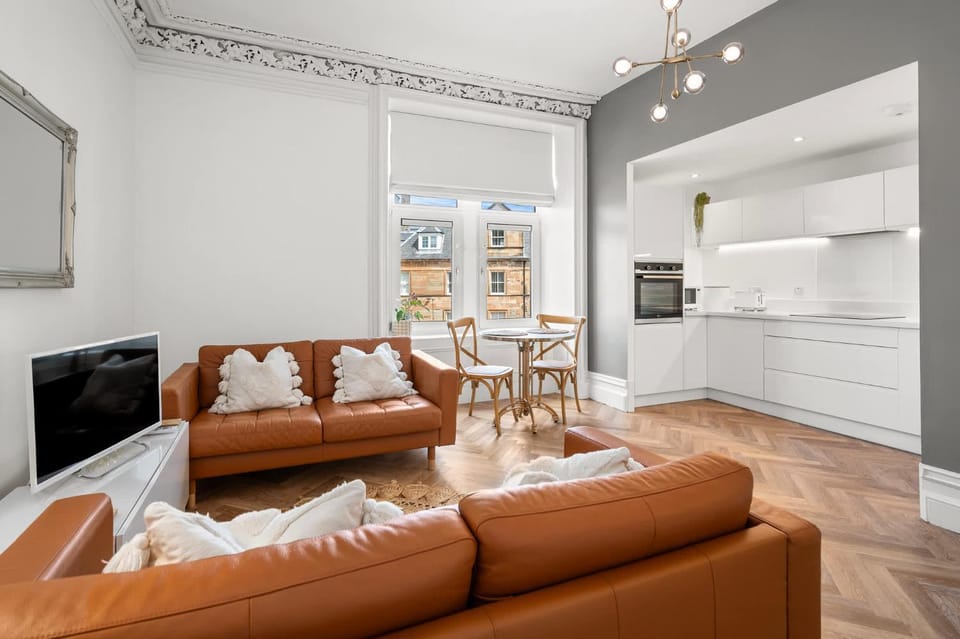 TV and multimedia, Kitchen or kitchenette, Living room, Seating area, Dining area