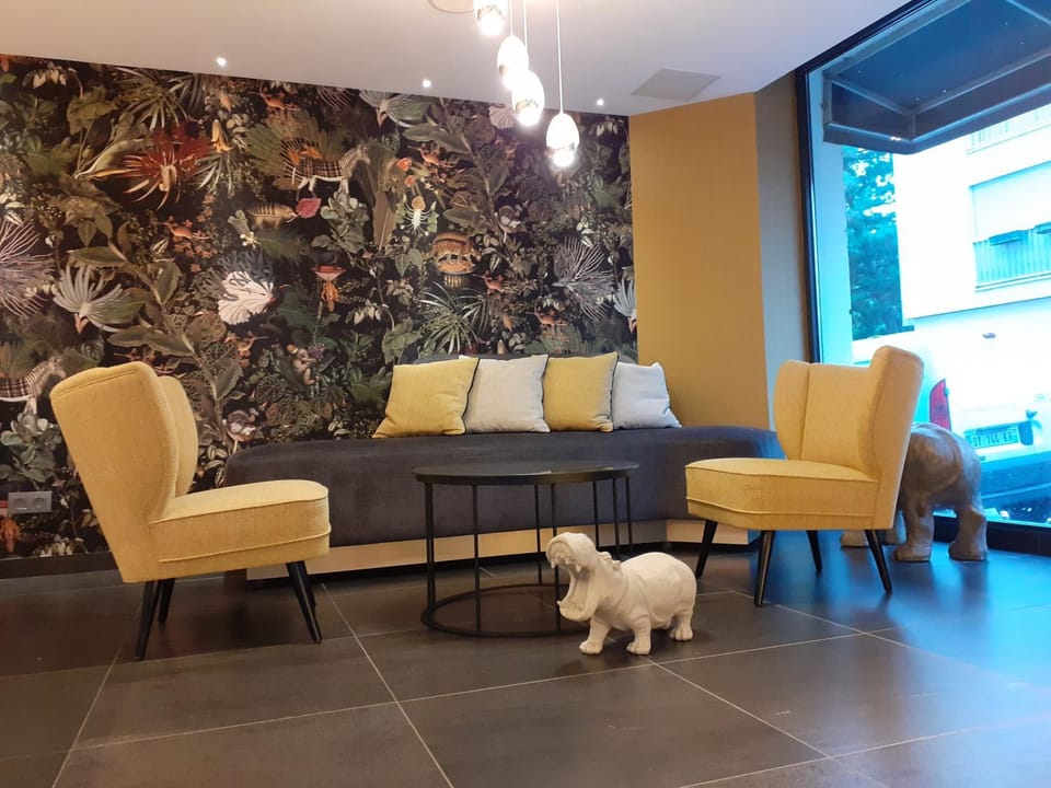Living room, Seating area