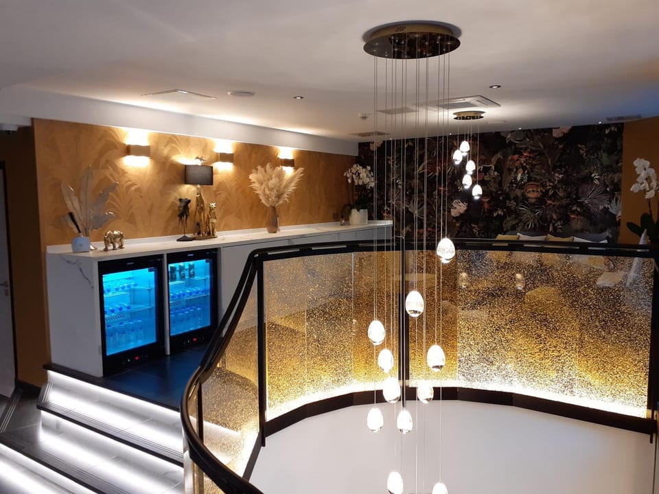 Nearby landmark, Living room, Lobby or reception, Lounge or bar, locker, locker, oven