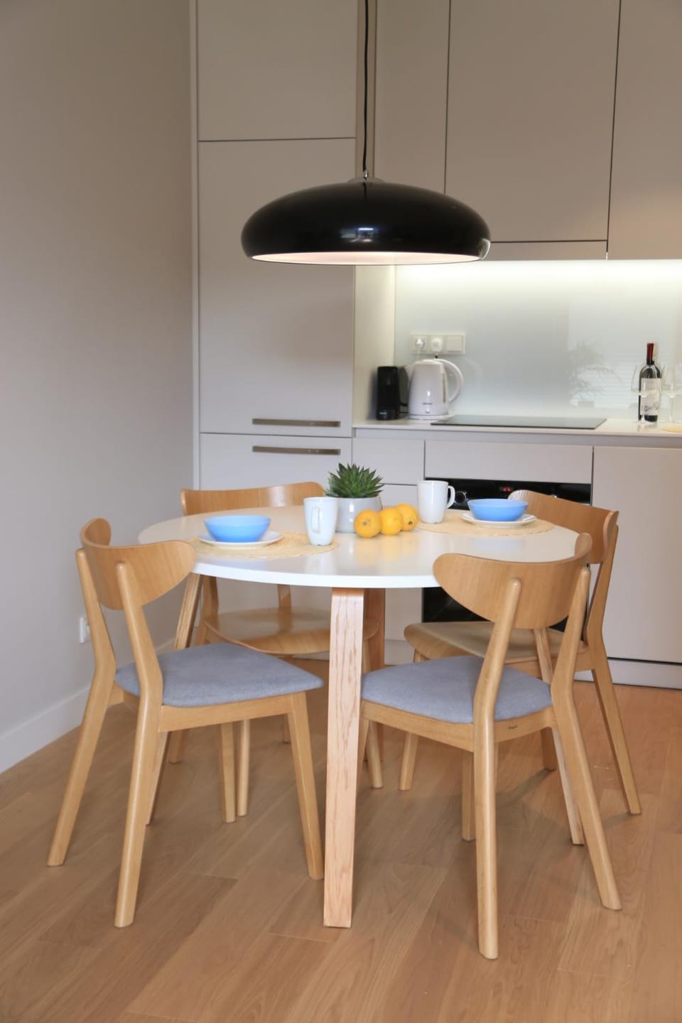 Kitchen or kitchenette, Dining area