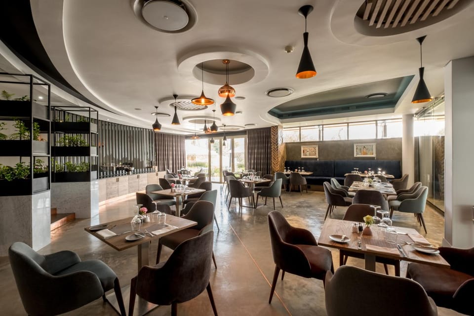 Restaurant/places to eat, Lounge or bar