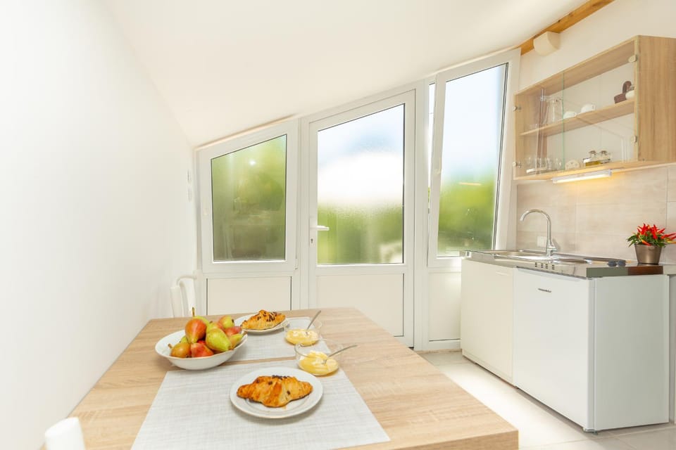 Kitchen or kitchenette, Dining area
