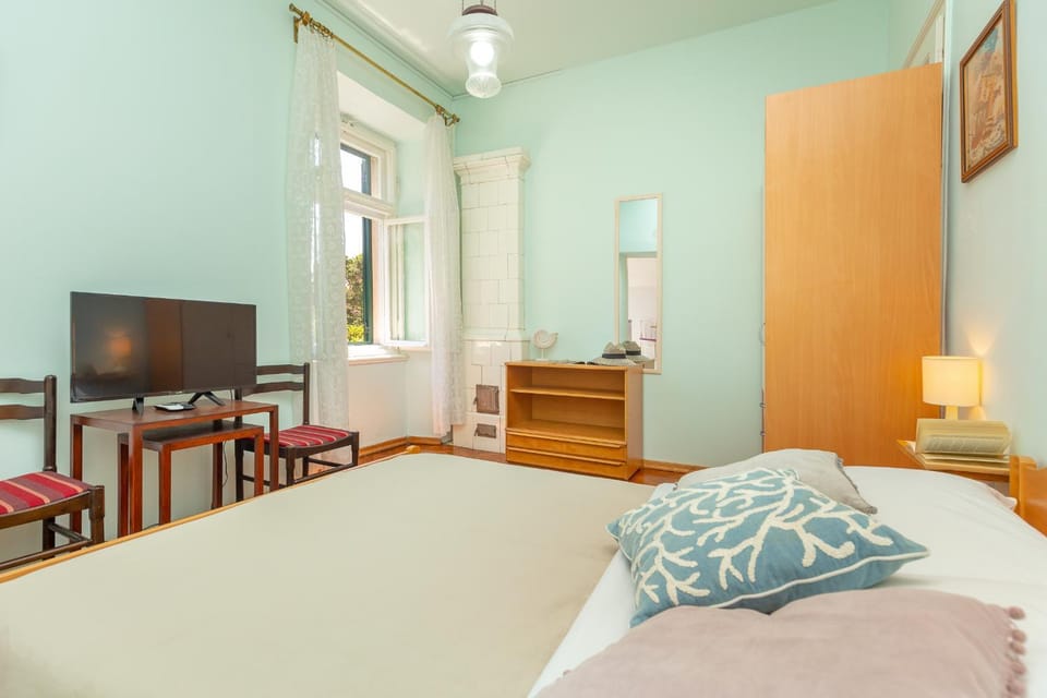 TV and multimedia, Photo of the whole room, Bedroom