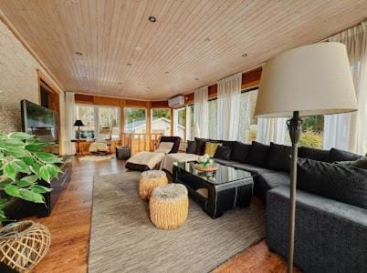 Communal lounge/ TV room, TV and multimedia, Living room