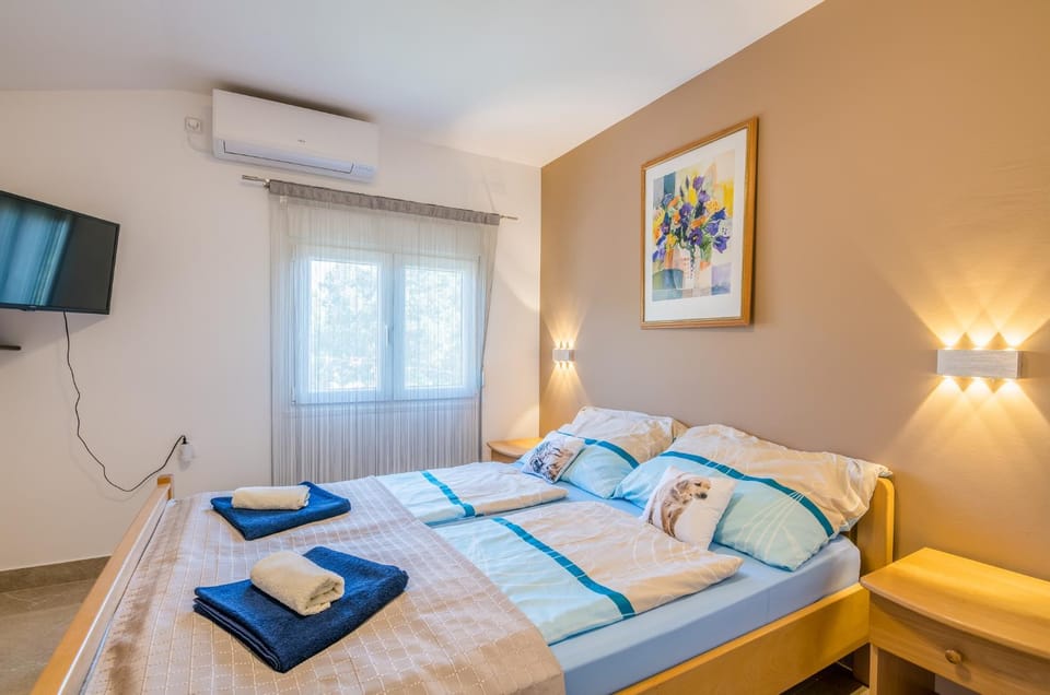 Bed, TV and multimedia, Bedroom, air conditioner