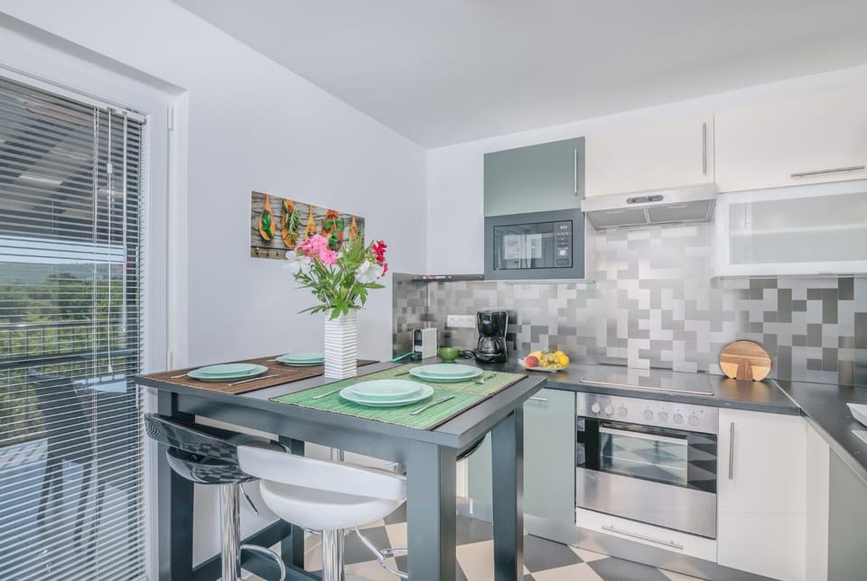 Dining area, kitchen