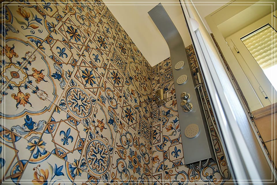 Shower, Toilet, Hot Tub, Bathroom