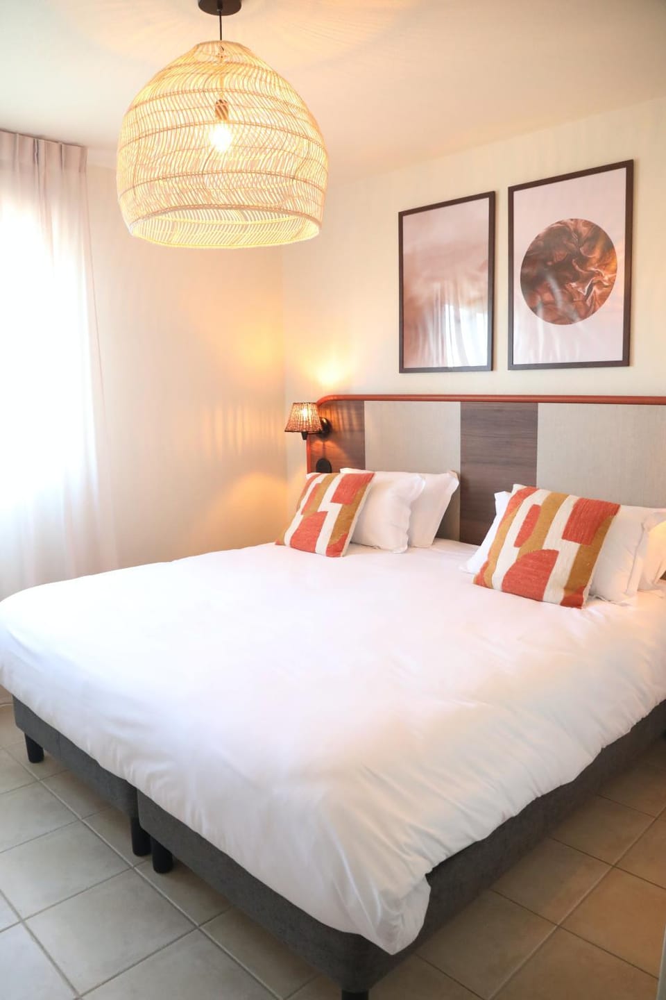 Photo of the whole room, Bedroom, Family