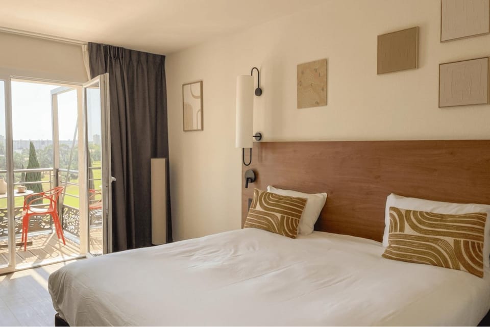 Bed, View (from property/room), Photo of the whole room, Bedroom, Garden view
