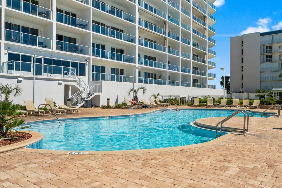 Property building, Patio, Natural landscape, Balcony/Terrace, Pool view, Swimming pool, sunbed