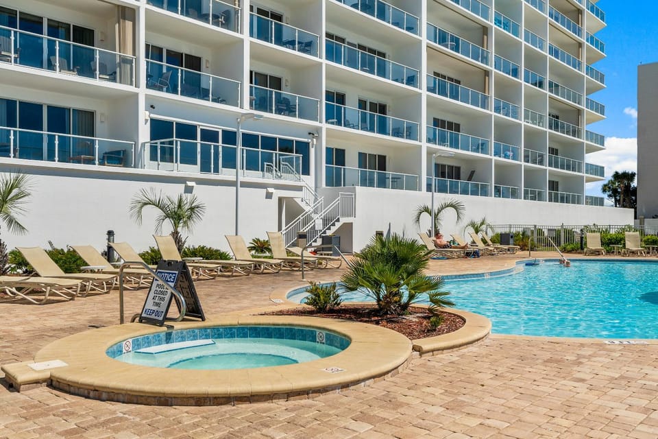 Property building, Patio, Natural landscape, Hot Tub, Balcony/Terrace, Pool view, Swimming pool, sunbed