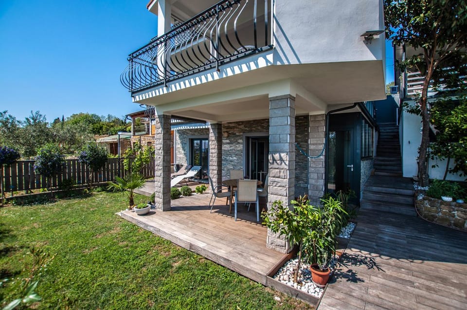Property building, Patio, Facade/entrance, Garden
