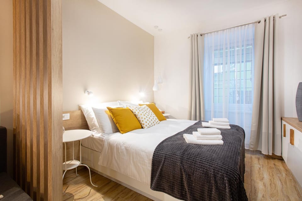 Bed, TV and multimedia, Bedroom, towels