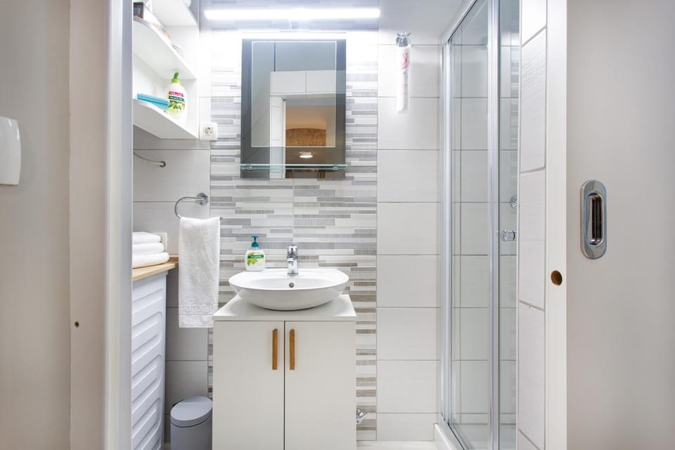 Shower, Toilet, Bathroom, towels