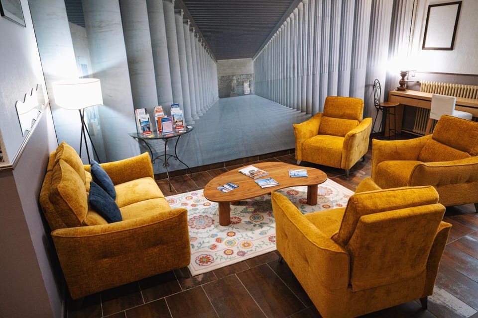 Communal lounge/ TV room, Living room, Seating area