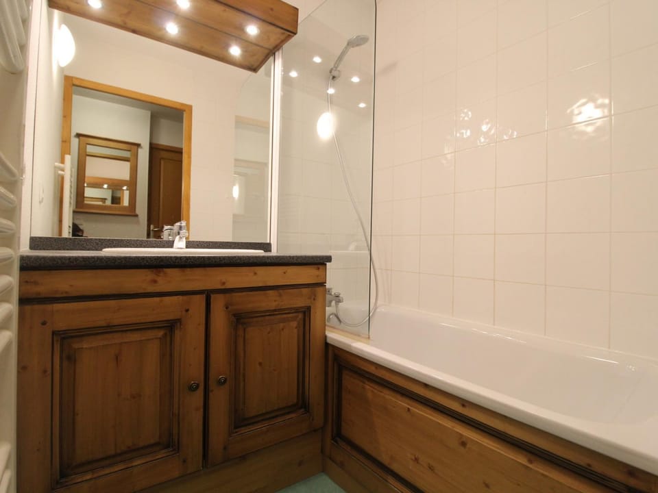Appart 6 pers avec piscine, skis, ascenseur à Lanslebourg - FR-1-508-93 Apartment in Piedmont