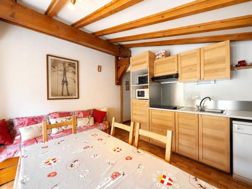 Chaleureux appartement au pied des pistes avec parking et animaux admis - FR-1-505-65 Apartment in Notre-Dame-de-Bellecombe
