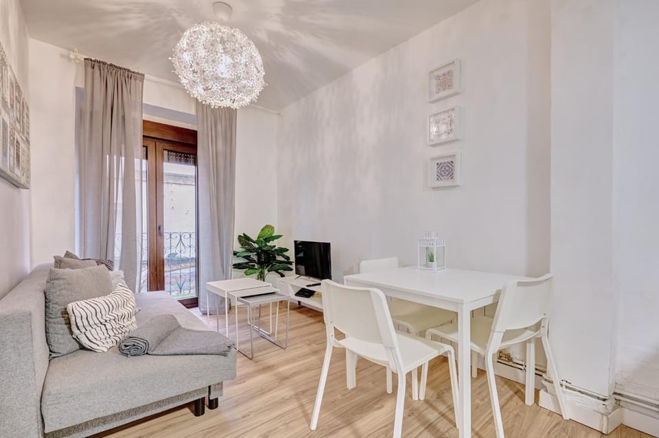 TV and multimedia, Living room, Seating area, Dining area