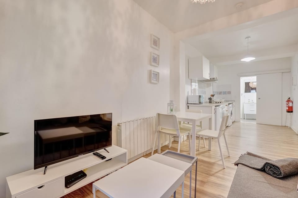 TV and multimedia, Living room, Seating area, Dining area