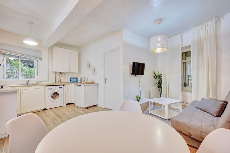 TV and multimedia, Kitchen or kitchenette, Living room, Seating area, Dining area, oven, stove, washing machine