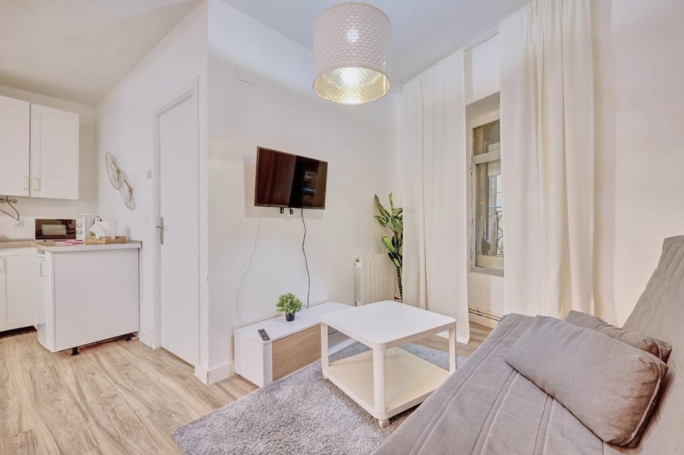 TV and multimedia, Kitchen or kitchenette, Living room, Seating area, Dining area