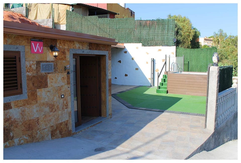 Facade/entrance, Balcony/Terrace