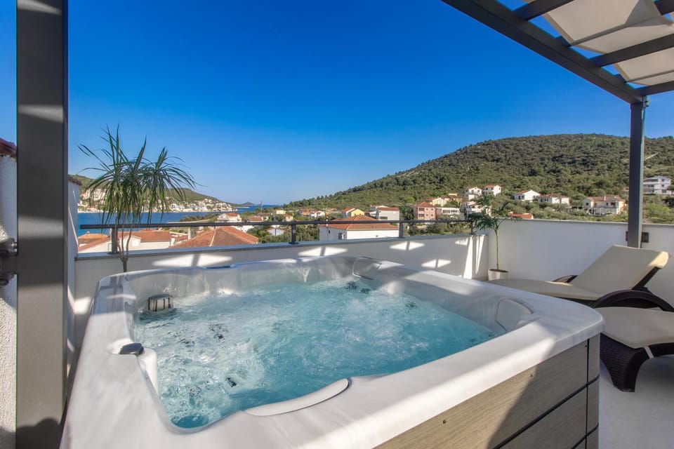 Natural landscape, Hot Tub, Swimming pool, sunbed