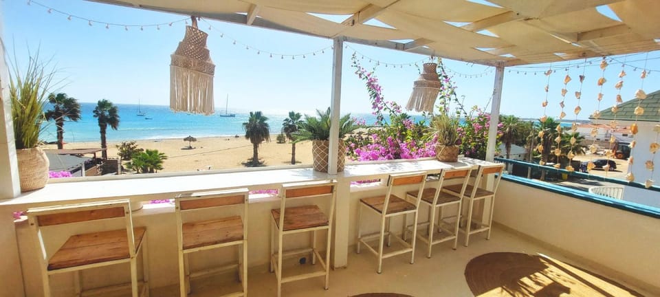 Beach penthouse 12p, Starlink WiFi, 2 rooftopbars, 2 outdoor kitchens, outdoor shower, spectacular 180 degrees ocean view! Apartment in Santa Maria