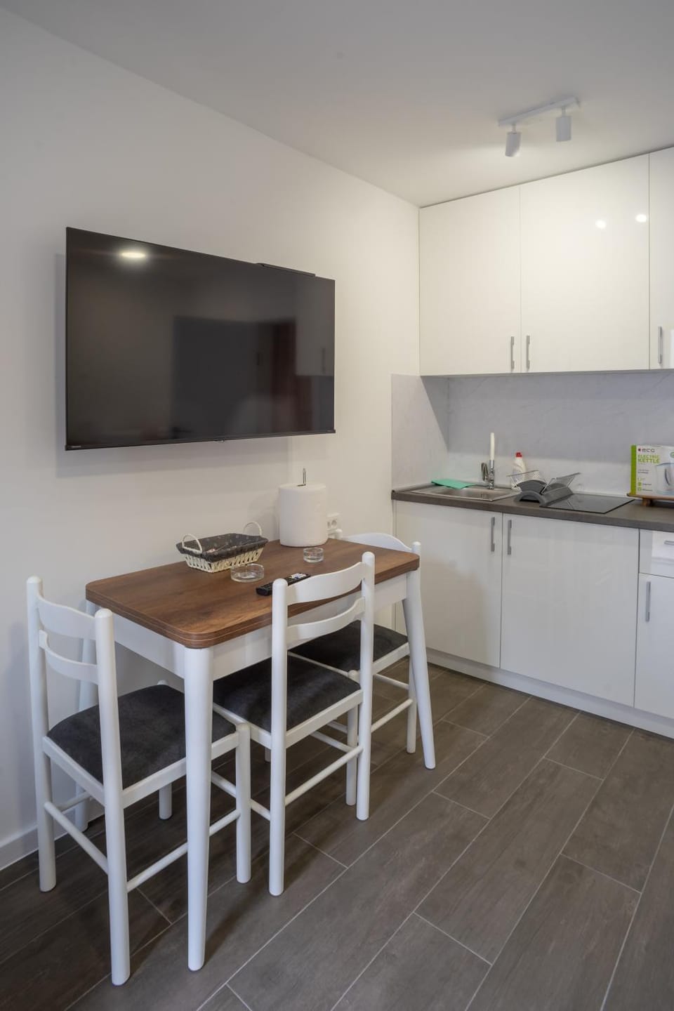 Kitchen or kitchenette, Dining area, stove