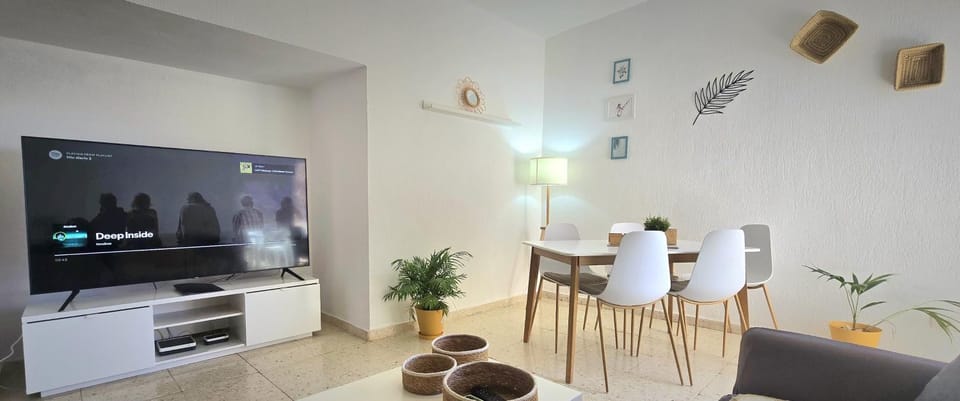 TV and multimedia, Living room, Lounge or bar, Seating area, Dining area
