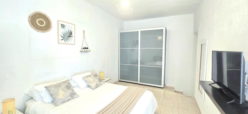 Bed, TV and multimedia, Photo of the whole room, Bedroom