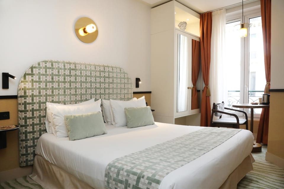Bed, Photo of the whole room, Seating area, Bedroom, air conditioner