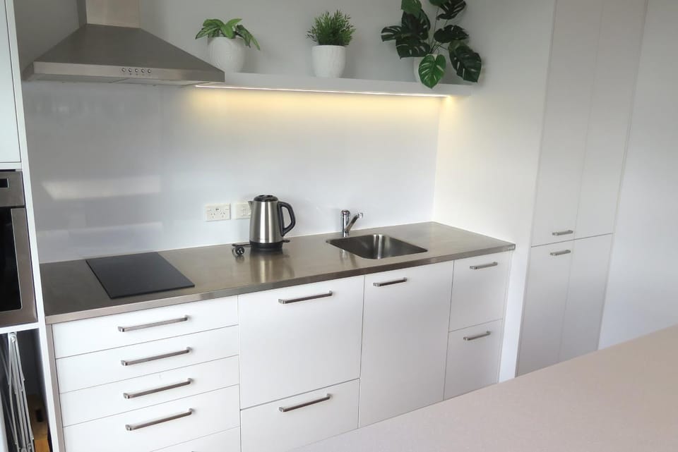 Coffee/tea facilities, Kitchen or kitchenette, stove