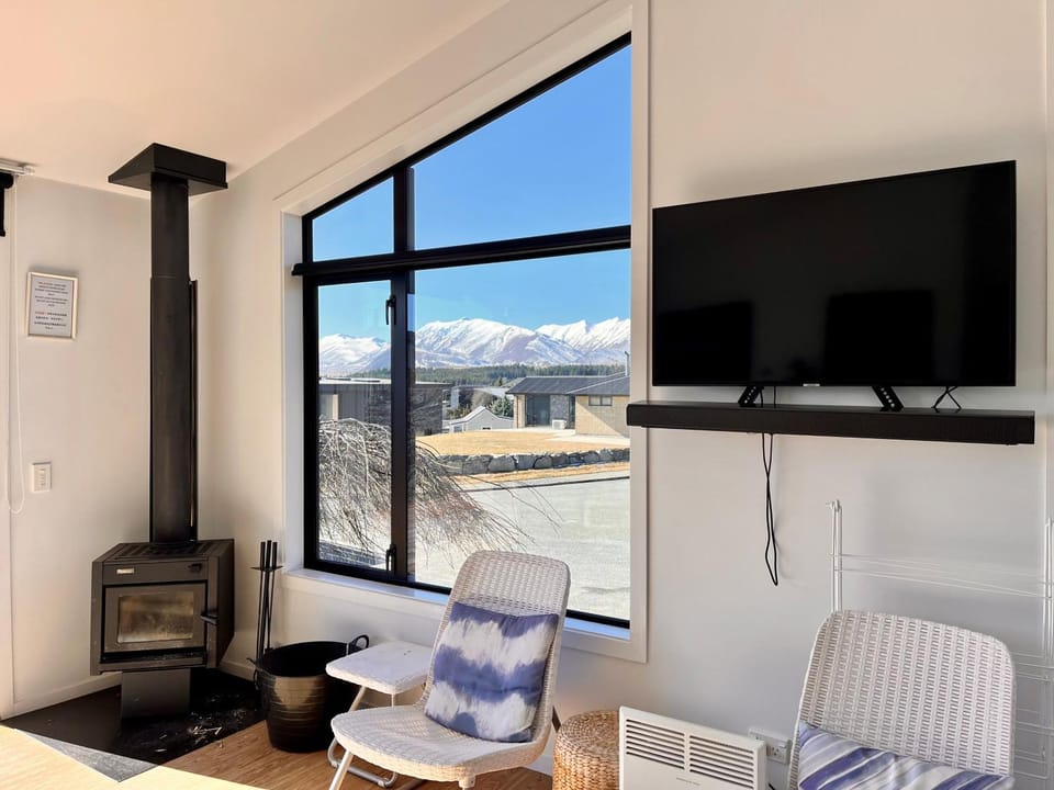 TV and multimedia, Living room, Mountain view, fireplace