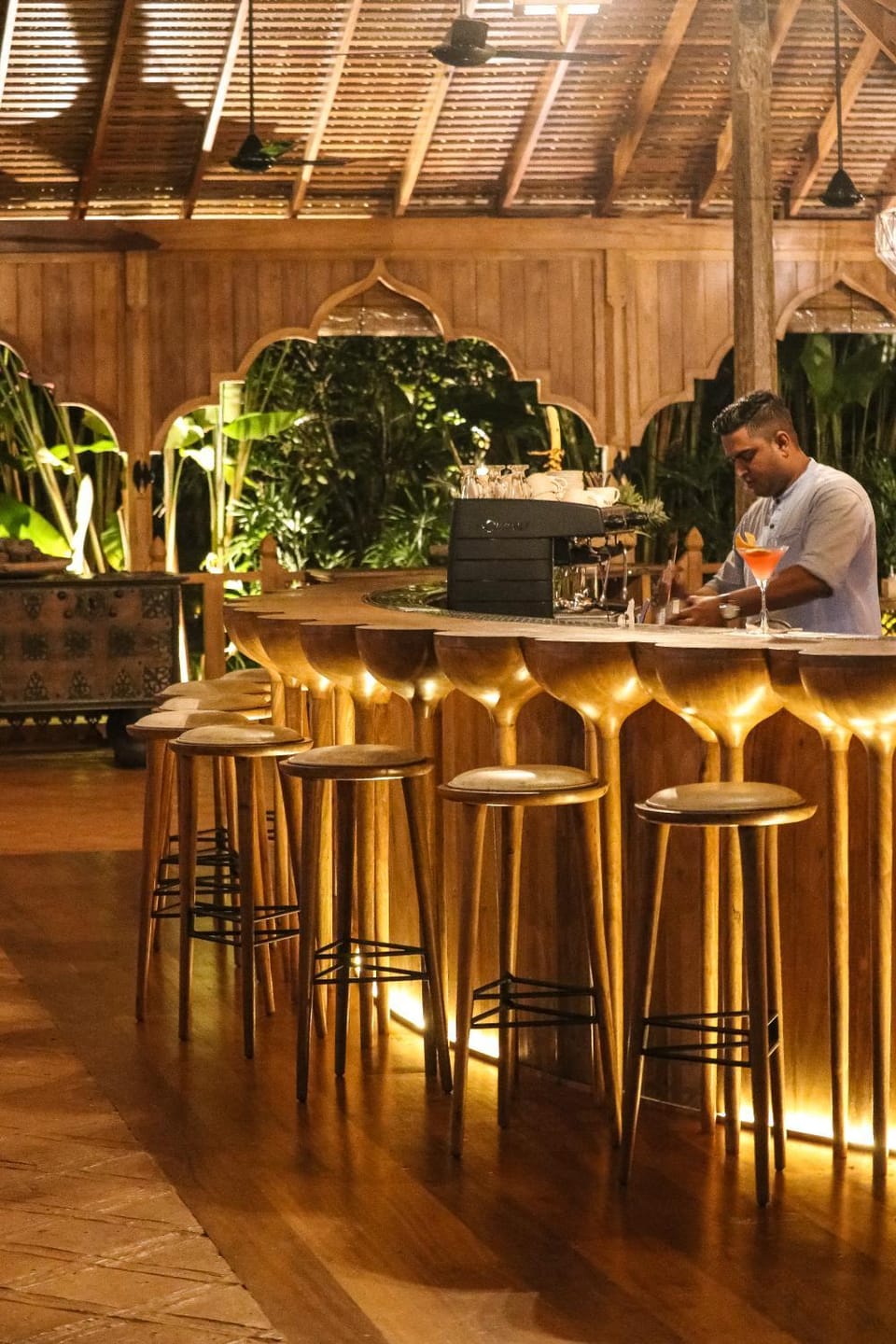 Restaurant/places to eat, Lounge or bar