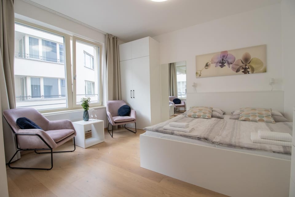 Bed, Photo of the whole room, Seating area, Bedroom