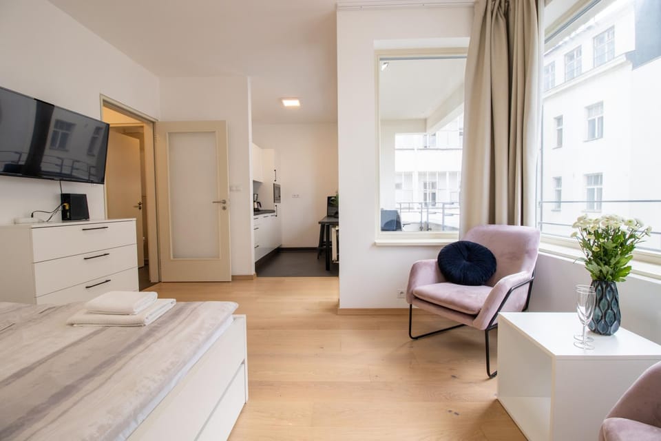 TV and multimedia, Kitchen or kitchenette, Photo of the whole room, Seating area