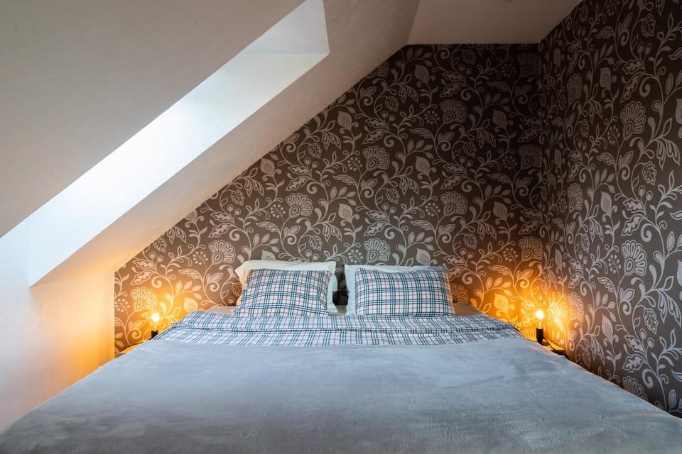 Photo of the whole room, Bedroom