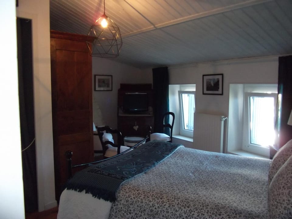 TV and multimedia, Photo of the whole room, Bedroom