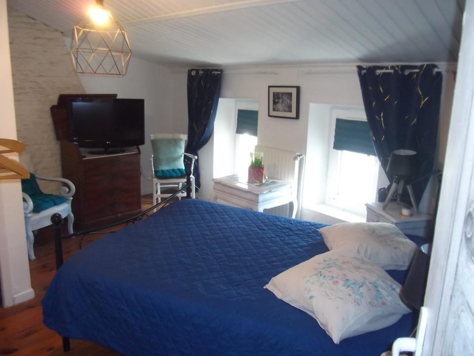 Bed, TV and multimedia, Photo of the whole room, Bedroom
