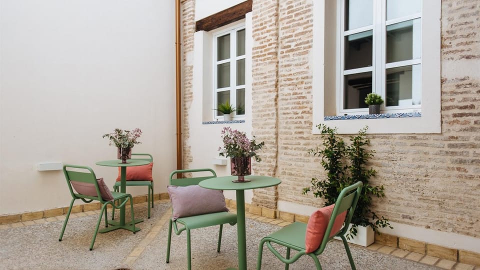 Patio, Day, Dining area