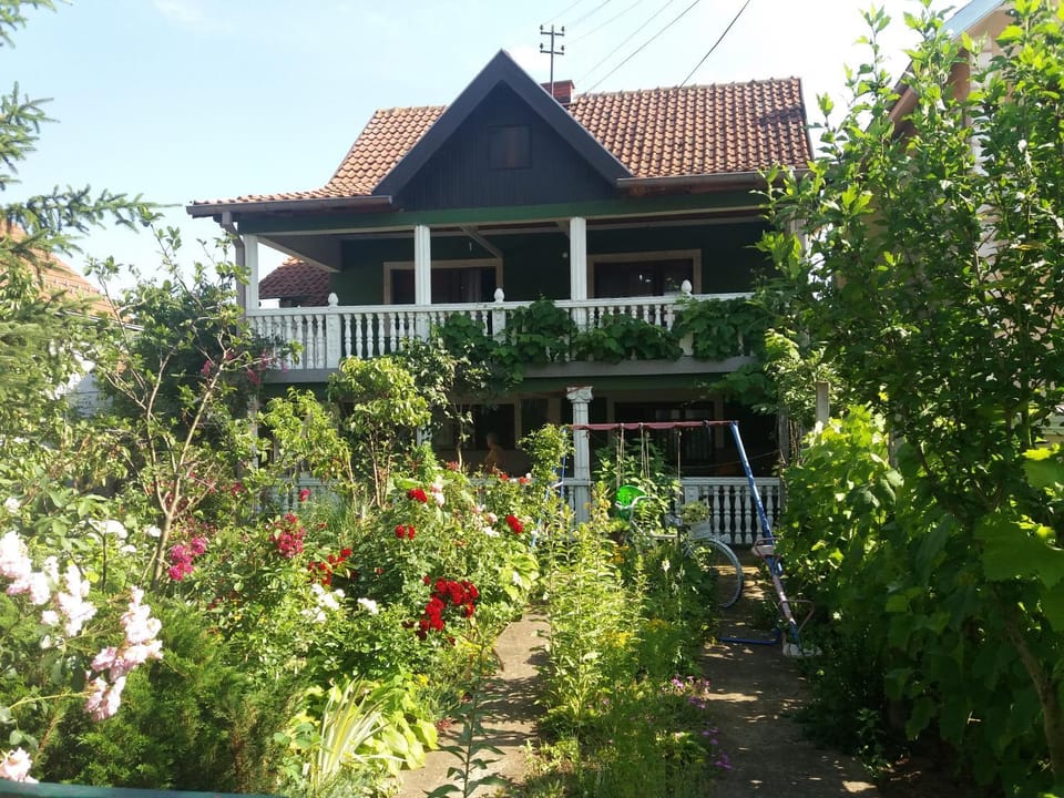 Property building, Spring, Day, Garden, Garden view