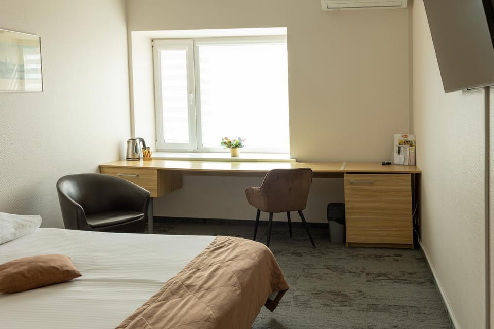 Seating area, Bedroom, air conditioner