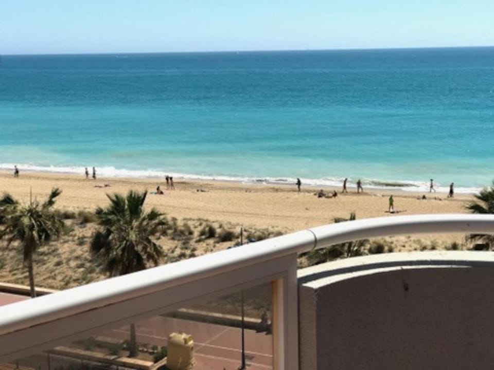Facade/entrance, Balcony/Terrace, Beach, Sea view