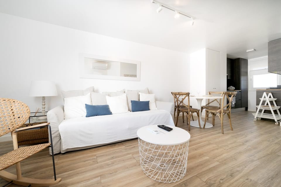 Kitchen or kitchenette, Seating area, Dining area