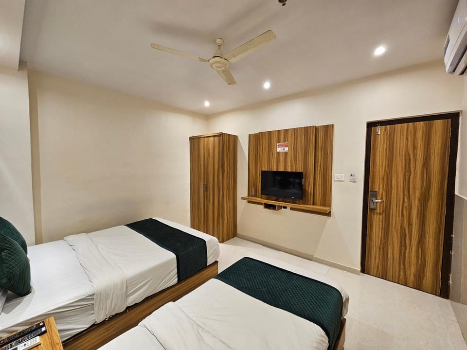 Bed, TV and multimedia, Photo of the whole room, Bedroom, wardrobe, air conditioner