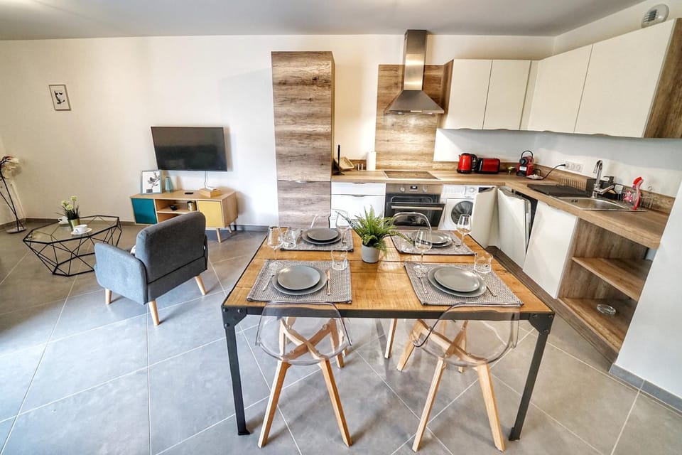 Kitchen or kitchenette, Dining area